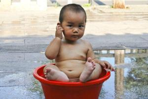 http://www.csmonitor.com/The-Culture/Family/2012/1123/Potty-training-Chinese-style-With-a-diaper-free-child-look-for-potted-plants